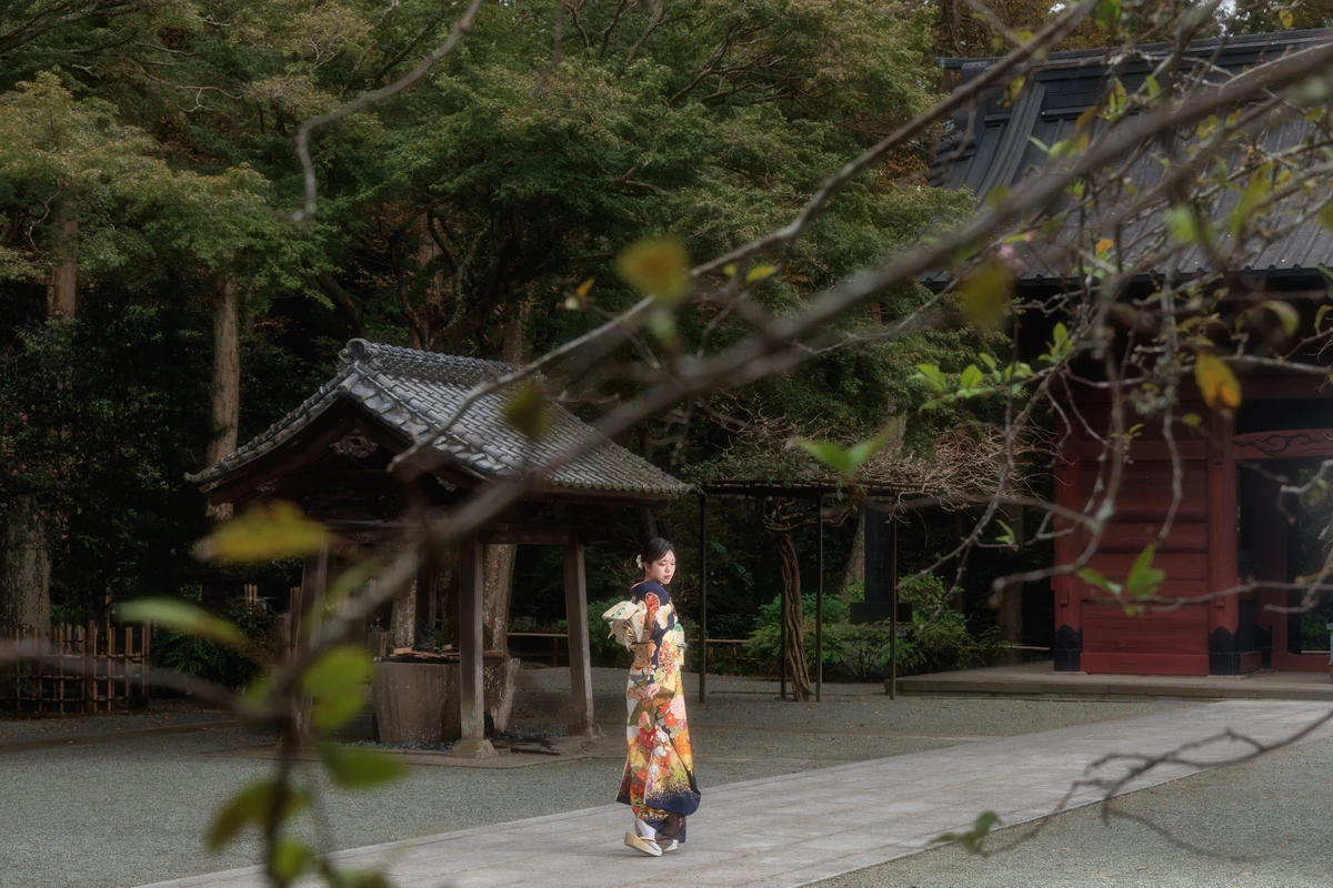 鎌倉妙本寺境内で、華やかな振袖姿の女性が歴史ある建築と緑に囲まれて立つ成人式ロケーション撮影。