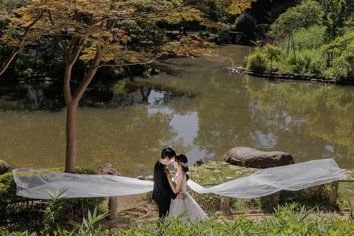 東京・旧古河邸の洋館内でウェディングドレスとタキシード姿の新郎新婦が撮影する洋装前撮り・フォトウェディング写真