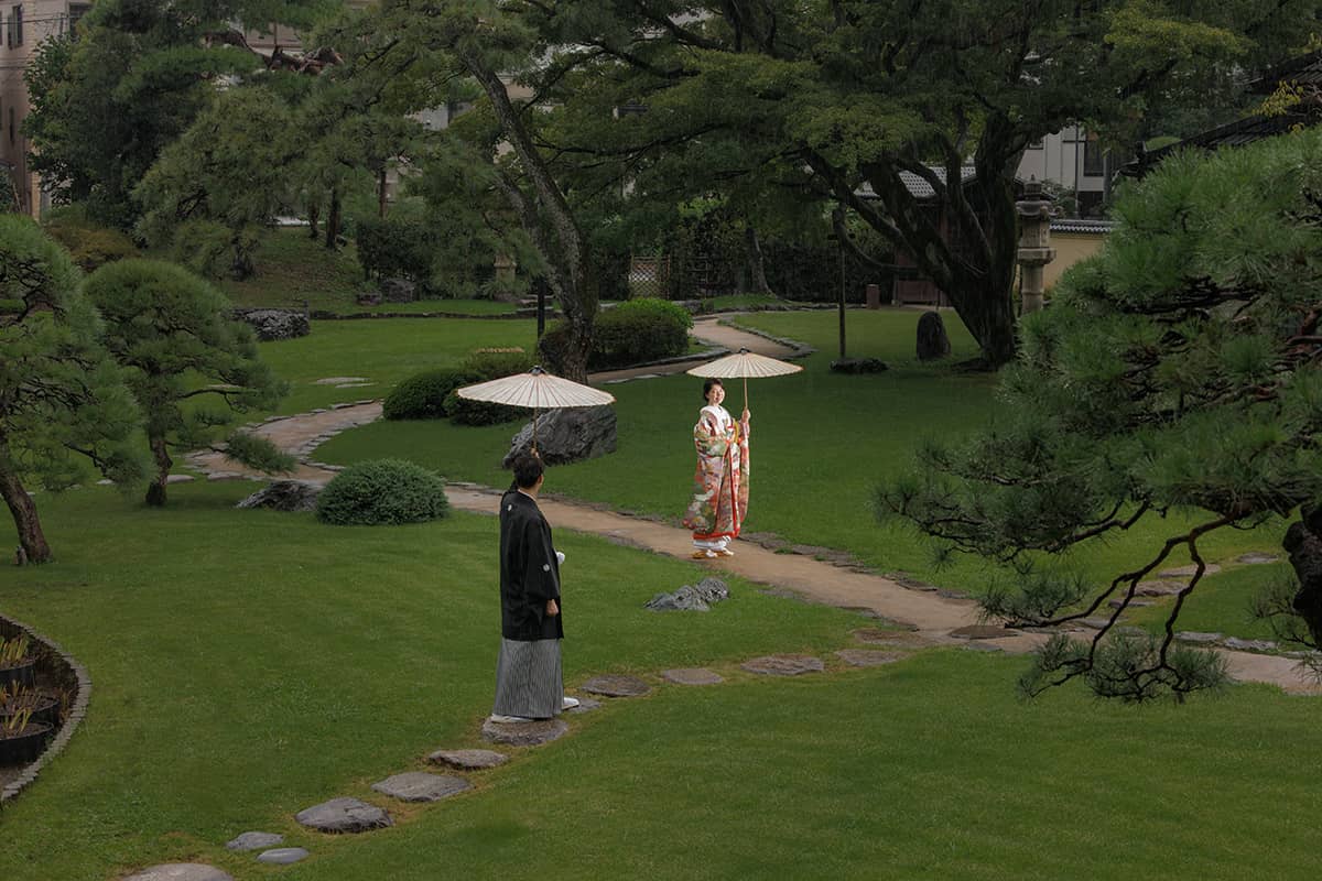 東京・旧古河邸の洋館内でウェディングドレスとタキシード姿の新郎新婦が撮影する洋装前撮り・フォトウェディング写真