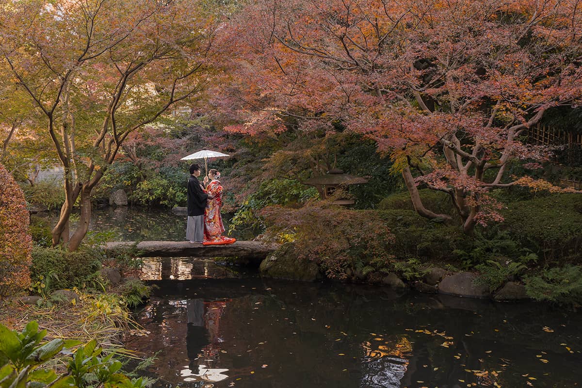 東京・旧古河邸の洋館内でウェディングドレスとタキシード姿の新郎新婦が撮影する洋装前撮り・フォトウェディング写真