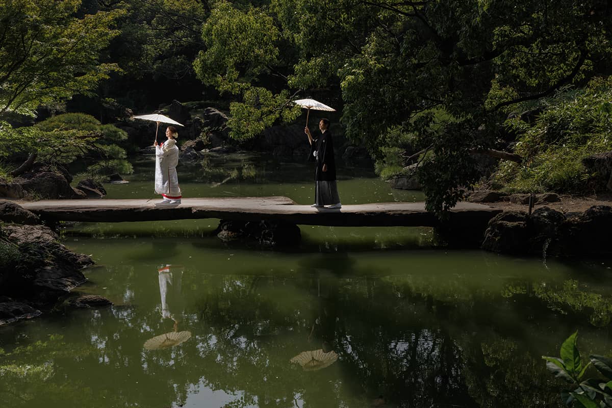 東京・旧古河邸の洋館内でウェディングドレスとタキシード姿の新郎新婦が撮影する洋装前撮り・フォトウェディング写真