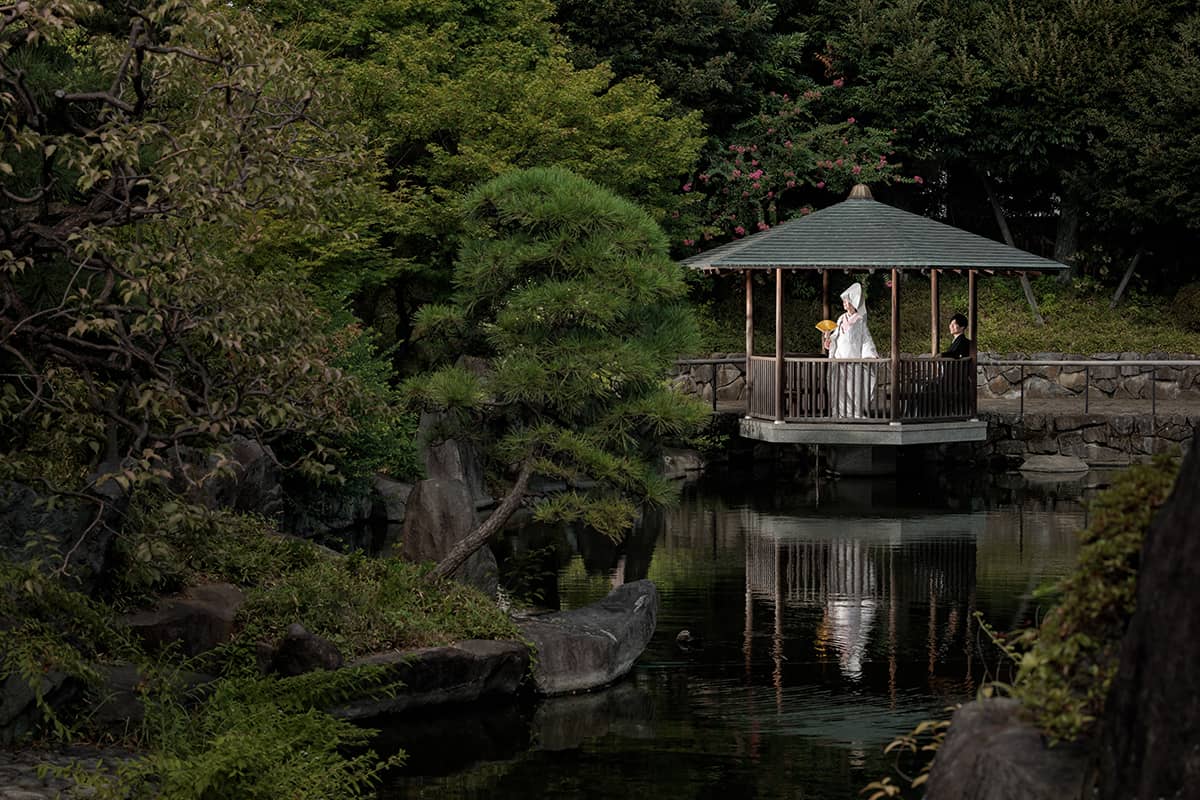鎌倉・妙本寺の二天門前で白無垢姿の新婦と和装の新郎が紅葉に囲まれて佇むフォトウェディング・前撮り写真