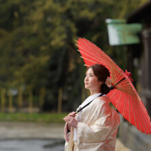 鎌倉・建長寺で冬に撮影した和装前撮り 鎌倉・建長寺で白無垢を着用した新婦が番傘を持って写る和装ウェディングフォト