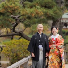 横浜・三渓園で秋に撮影した和装前撮り 横浜・三渓園で色打掛を着用した新婦と紋付袴を着用した新郎が写る和装前撮り