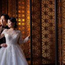 日光で春に撮影した洋装前撮り 日光ウェディングドレスを着用した新婦とタキシードを着用した新郎が寄り添って写る洋装前撮り