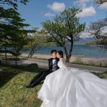 日光で春に撮影した洋装前撮り 日光でウェディングドレスを着用した新婦とタキシードを着用した新郎が寄り添って写る洋装ウェディングフォト