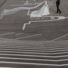 横浜・大桟橋で春に撮影した洋装前撮り 横浜・大桟橋でウェディングドレスを着用した新婦とタキシードを着用した新郎が写る洋装前撮り