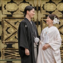 鎌倉・建長寺で秋に撮影した和装前撮り 鎌倉・建長寺で白無垢を着用した新婦と紋付袴を着用した新郎が向かい合って笑顔で写る和装フォトウェディング