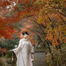 鎌倉・建長寺で秋に撮影した和装前撮り 鎌倉・建長寺で白無垢を着用した新婦の後ろ姿を写した和装ソロショット