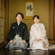 鎌倉・鎌倉本店で夏に撮影した和装前撮り 鎌倉・鎌倉本店で白無垢を着用した新婦と紋付袴を着用した新郎が正座をして写る和装フォトウェディング