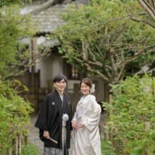 鎌倉・檑亭で夏に撮影した和装前撮り 鎌倉・檑亭で白無垢を着用した新婦と紋付袴を着用した新郎が写る和装前撮り
