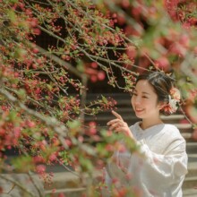 鎌倉・妙本寺で春に撮影した和装前撮り 鎌倉・妙本寺で白無垢を着用した新婦が花を見て笑顔で写る和装ソロショット