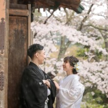 鎌倉・建長寺で春に撮影した和装前撮り 鎌倉・建長寺で白無垢を着用した新婦と紋付袴を着用した新郎が見つめ合う和装前撮り