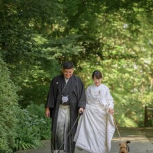 鎌倉・妙本寺で夏に撮影した和装前撮り 鎌倉・妙本寺で白無垢を着用した新婦と紋付袴を着用した新郎が愛犬を連れてほほ笑んでいる和装ウェディングフォト