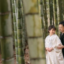 鎌倉・建長寺で春に撮影した和装前撮り 鎌倉・建長寺で白無垢を着用した新婦と紋付袴を着用した新郎が竹林エリアで寄り添って写る和装前撮りショット