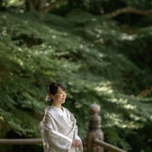 鎌倉・妙本寺で夏に撮影した和装前撮り 鎌倉・妙本寺で白無垢を着用した新婦が遠くを見つめている和装ソロショット
