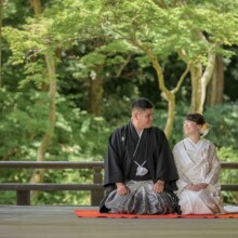 鎌倉・妙本寺で夏に撮影した和装前撮り 鎌倉・妙本寺で白無垢を着用した新婦と紋付袴を着用した新郎が正座をして見つめ合う和装前撮り