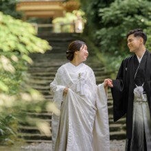鎌倉・浄智寺で夏に撮影した和装前撮り 鎌倉・浄智寺で白無垢を着用した新婦と紋付袴を着用した新郎が手を取って歩く和装ウェディングフォト