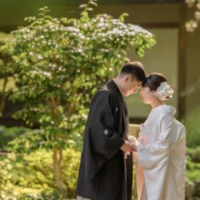 鎌倉・浄智寺で夏に撮影した和装前撮り 鎌倉・浄智寺で白無垢を着用した新婦と紋付袴を着用した新郎が額を合わせて写る和装ウェディングフォト