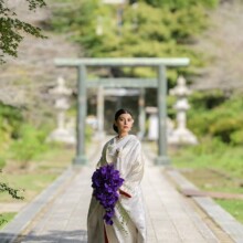 鎌倉・建長寺で秋に撮影した和装前撮り 鎌倉・建長寺で白無垢を着用した新婦がブーケを持って写る和装ウェディングフォト