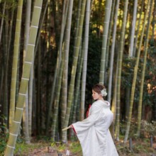 鎌倉・英勝寺で冬に撮影した和装前撮り 鎌倉・英勝寺で白無垢を着用した新婦の後ろ姿を写した和装ウェディングフォト