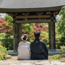 鎌倉・海蔵寺で春に撮影した和装前撮り 鎌倉・海蔵寺で白無垢を着用した新婦と紋付袴を着用した新郎が座っている後ろ姿を写した和装ウェディングフォト