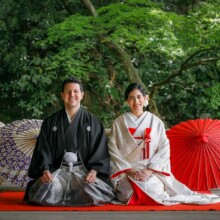 鎌倉・妙本寺で春に撮影した和装前撮り 鎌倉・妙本寺で白無垢を着用した新婦と紋付袴を着用した新郎が正座をしているウェディングフォト