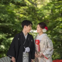 鎌倉・妙本寺で夏に撮影した和装前撮り 鎌倉・妙本寺で白無垢を着用した新婦と紋付袴を着用した新郎が見つめあって写る和装前撮り