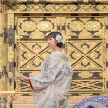 鎌倉・建長寺で春に撮影した和装前撮り 鎌倉・建長寺で白無垢を着用した新婦の後ろ姿を写した和装ソロショット