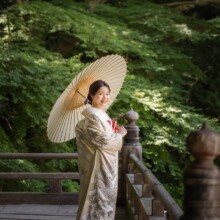 鎌倉・妙本寺で夏に撮影した和装前撮り 鎌倉・妙本寺で白無垢を着用した新婦が番傘を持って写る和装ソロショット