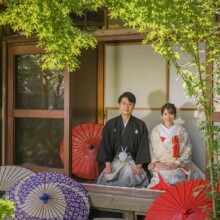 鎌倉・鎌倉本店で夏に撮影した和装前撮り 鎌倉・鎌倉本店で白無垢を着用した新婦と紋付袴を着用した新郎が縁側で正座をしている和装ウェディングフォト