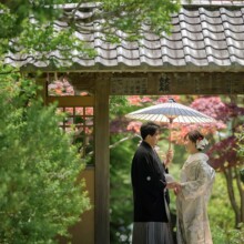 鎌倉・海蔵寺で春に撮影した和装前撮り 鎌倉・海蔵寺で白無垢を着用した新婦と紋付袴を着用した新郎が番傘を持って写る和装ウェディングフォト