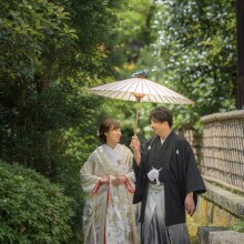 鎌倉・海蔵寺で春に撮影した和装前撮り 鎌倉・海蔵寺で白無垢を着用した新婦と紋付袴を着用した新郎が番傘を持って写る和装ウェディングフォト