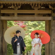 鎌倉・海蔵寺で春に撮影した和装前撮り 鎌倉・海蔵寺で白無垢を着用した新婦と紋付袴を着用した新郎が番傘を持って写る和装ウェディングフォト