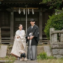 鎌倉・鎌倉本店の隣の神社で秋に撮影した和装前撮り 鎌倉・鎌倉本店の隣の神社で白無垢を着用した新婦と紋付袴を着用した新郎が愛犬と一緒に写る和装前撮り
