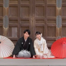 鎌倉・建長寺で春に撮影した和装前撮り 鎌倉・建長寺で白無垢を着用した新婦と紋付袴を着用した新郎が正座をして写る和装前撮り