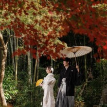 鎌倉・建長寺で秋に撮影した和装前撮り 鎌倉・建長寺で白無垢を着用した新婦と紋付袴を着用した新郎が紅葉に囲まれて笑顔で写る和装前撮り