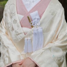 鎌倉・鎌倉本店の隣の神社で春に撮影した和装コーディネート 鎌倉・鎌倉本店の隣の神社で白無垢を着用した新婦が選んだ和装コーディネートアレンジ