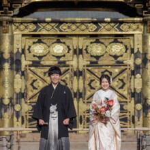 鎌倉・建長寺で秋に撮影した和装前撮り 鎌倉・建長寺で白無垢を着用した新婦と紋付袴を着用した新郎が紅葉に囲まれて笑顔で写る和装前撮り