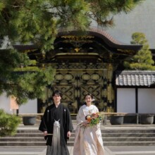 鎌倉・建長寺で春に撮影した和装前撮り 鎌倉・建長寺で白無垢を着用した新婦と紋付袴を着用した新郎が写る和装前撮り