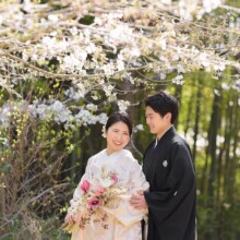 鎌倉・建長寺で春に撮影した和装前撮り 鎌倉・建長寺で白無垢を着用しブーケを持った新婦と紋付袴を着用した新郎が寄り添い写る和装ウェディングフォト