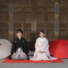 鎌倉・建長寺で春に撮影した和装前撮り 鎌倉・建長寺で白無垢を着用した新婦と紋付袴を着用した新郎が正座をしている和装ウェディングフォト