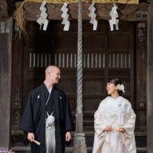 鎌倉・鎌倉本店の隣の神社で春に撮影した和装前撮り 鎌倉・鎌倉本店の隣の神社で白無垢を着用した新婦と紋付袴を着用した新郎が見つめ合っている和装前撮り