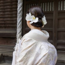 鎌倉・鎌倉本店の隣の神社で春に撮影した和装ヘアスタイル 鎌倉・鎌倉本店の隣の神社で白無垢を着用した新婦の和装ヘアスタイル