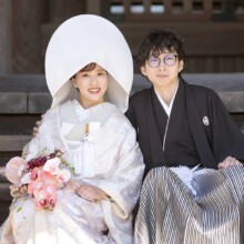 鎌倉・妙本寺で春に撮影した和装前撮り 鎌倉・妙本寺で白無垢を着用しブーケを持っている新婦と紋付袴を着用した新郎が階段に座っている和装前撮り