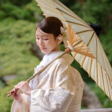 鎌倉・妙本寺で秋に撮影した和装前撮り 鎌倉・妙本寺で白無垢を着用した新婦が番傘を持って写る和装ソロショット