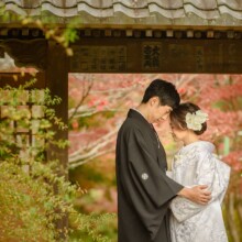 鎌倉・海蔵寺で秋に撮影した和装前撮り 鎌倉・海蔵寺で白無垢を着用した新婦と紋付袴を着用した新郎が向かい合っている和装ウェディングフォト