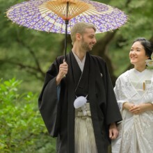 鎌倉・妙本寺で秋に撮影した和装前撮り 鎌倉・妙本寺で白無垢を着用した新婦と紋付袴を着用した新郎が番傘を持ち歩いている和装ウェディングフォト