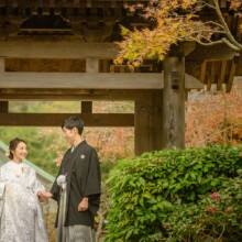 鎌倉・海蔵寺で秋に撮影した和装前撮り 鎌倉・海蔵寺で白無垢を着用した新婦と紋付袴を着用した新郎が手を取って見つめ合う和装ウェディングフォト