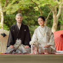 鎌倉・妙本寺で秋に撮影した和装前撮り 鎌倉・妙本寺で白無垢を着用した新婦と紋付袴を着用した新郎が正座をして愛犬と一緒に残す和装前撮り